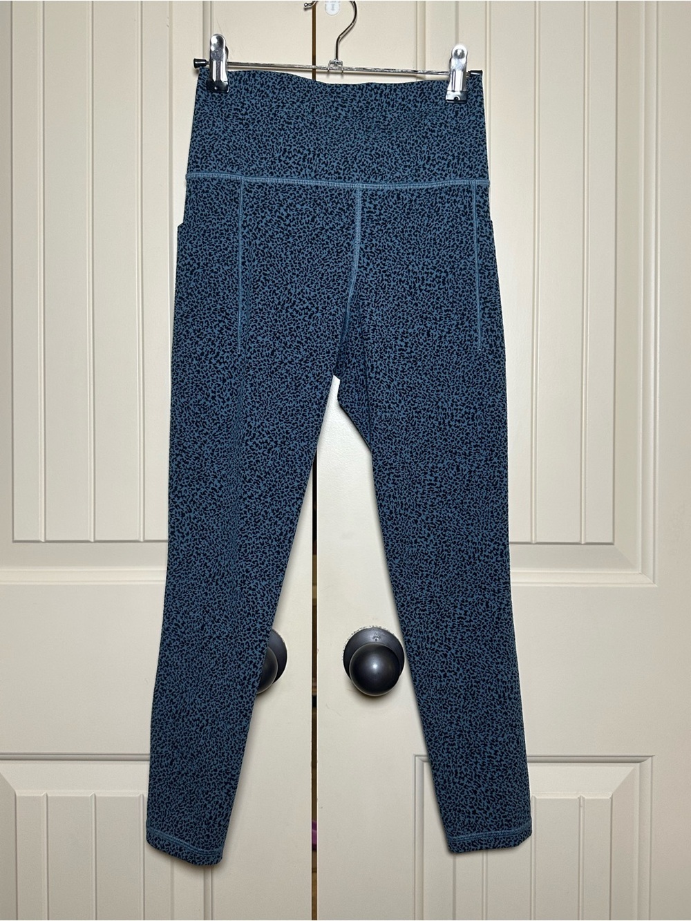 Athleta Salutation Stash II High Rise Blue Black Leopard Print 7/8 Leggings XS - Picture 2 of 12